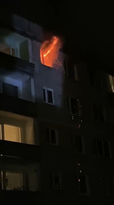 Purvciemā ar atklātu liesmu deg dzīvoklis