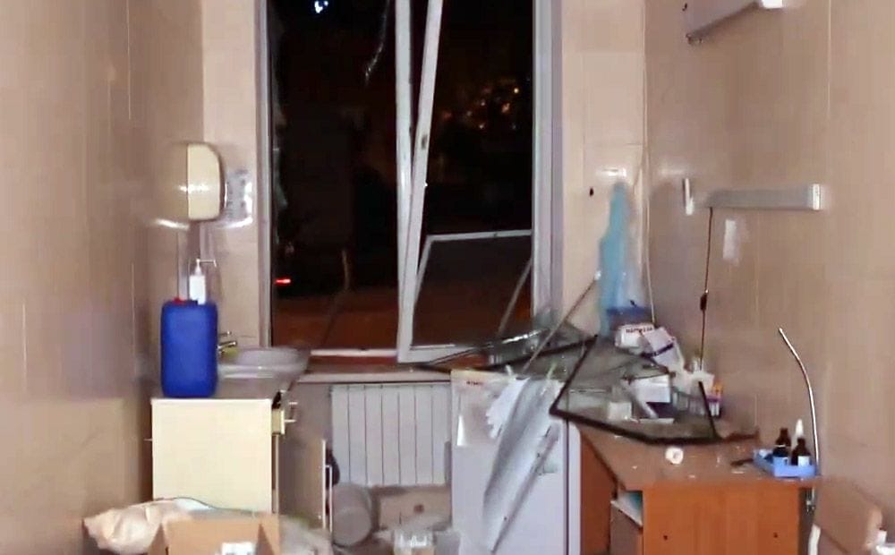 Krievu okupanti uz slimnīcu Harkivā nometuši vadāmo KAB bumbu
