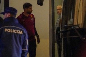 Anglijas futbola izlase no viesnīcas kāpj autobusā, lai dotos uz "Daugavas" stadionu