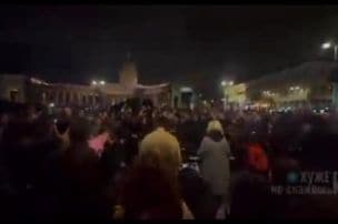 Sanktpēterburgā simtiem jauniešu nepakļaujas Kremlim un dzied "aizliegtās dziesmas"
