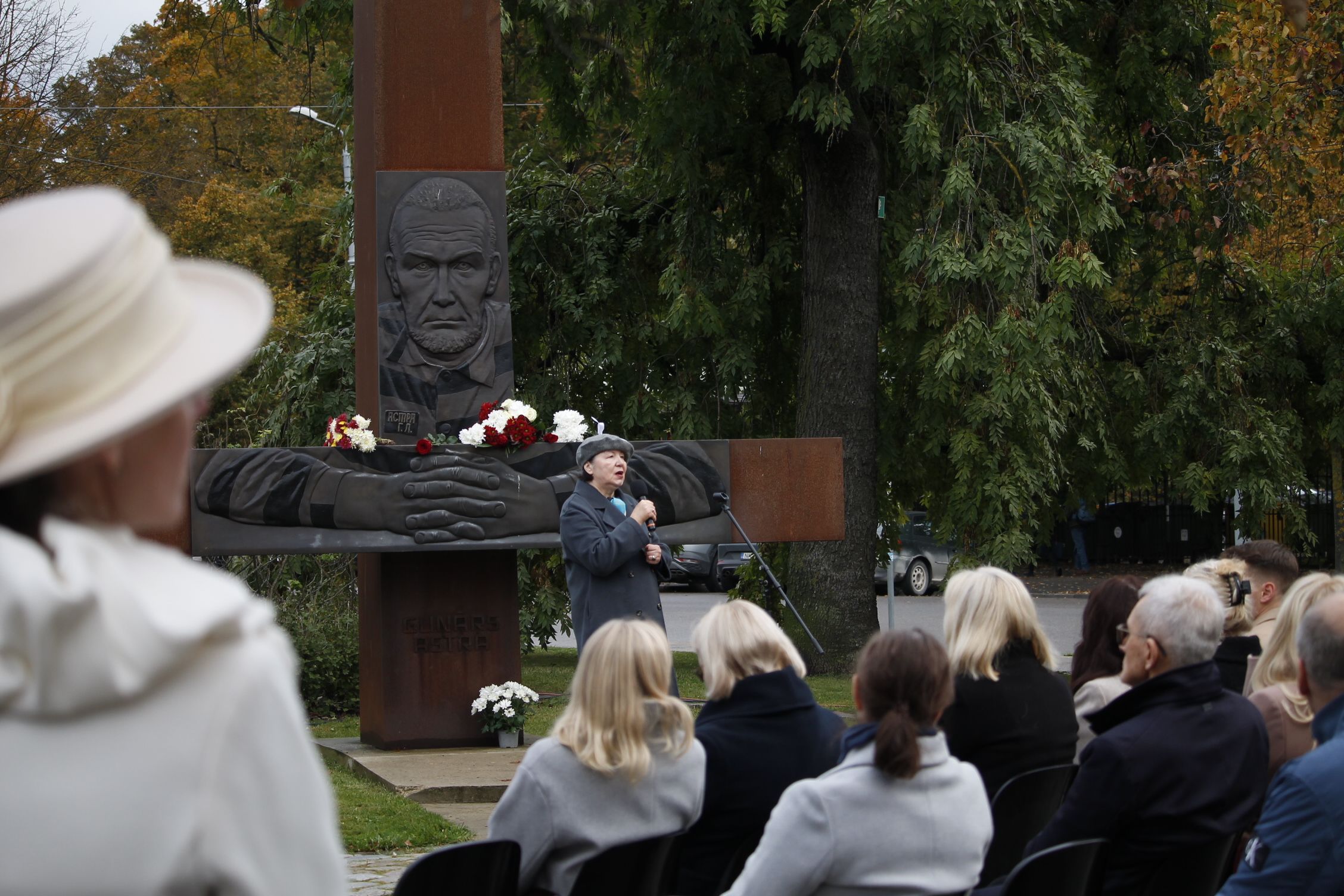 Pie Gunāra Astras pieminekļa Rīgā godina Valsts valodas dienu