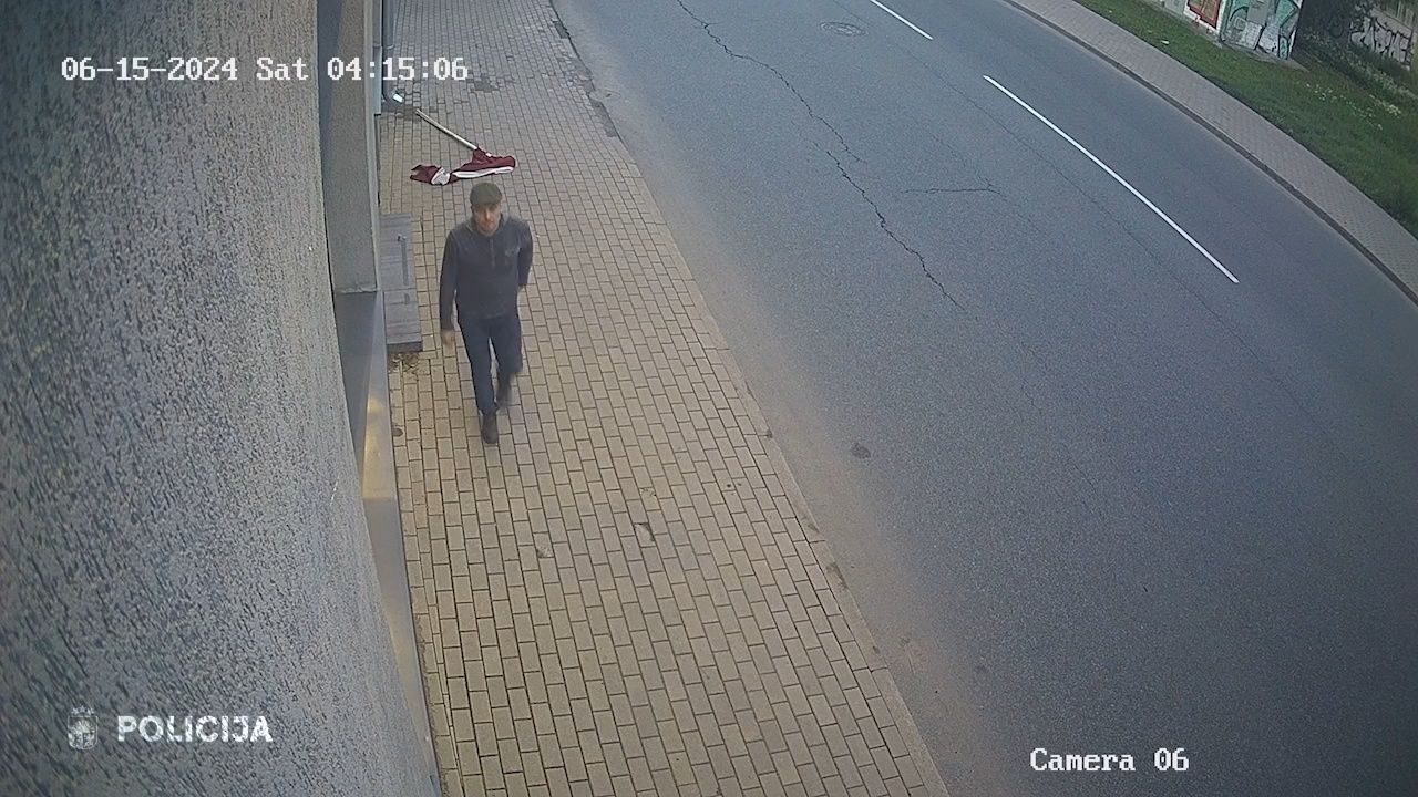 Kāds vīrietis Lāčplēša ielā apgānijis Latvijas karogu