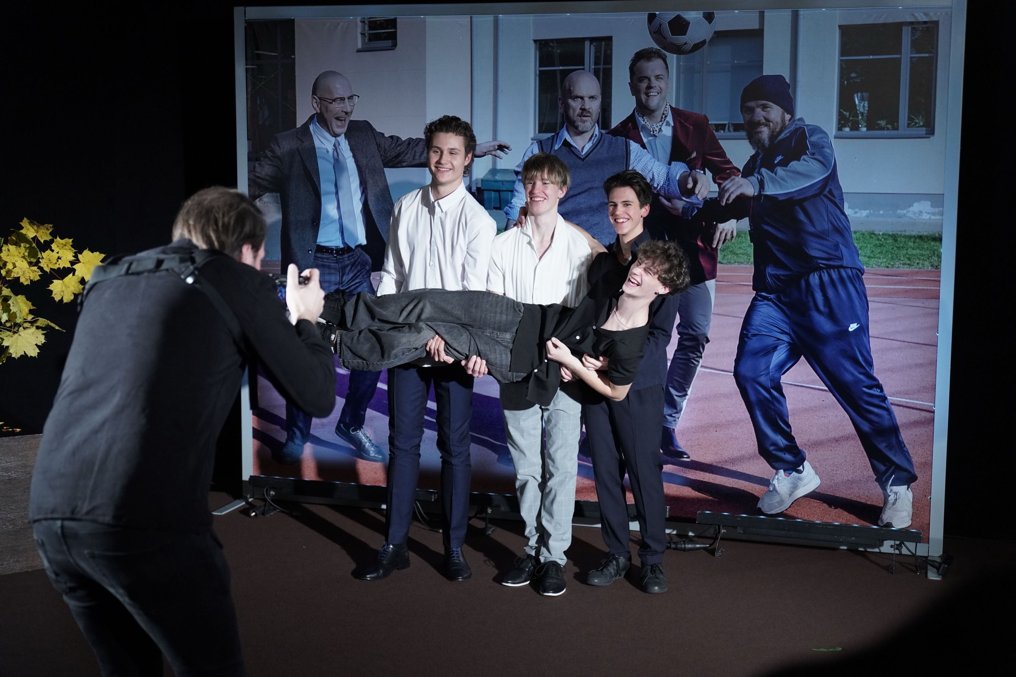 Kultūras gardēži pošas baudīt skolotāju savdabīgo sociālo eksperimentu Gata Šmita iestudējuma "Vēl pa vienam" pirmizrādē Dailes teātrī