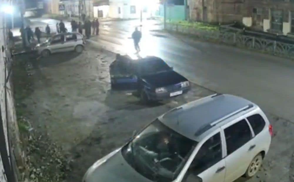 Krievijā vīrietis ar motorzāģi uzbrūk cilvēkiem
