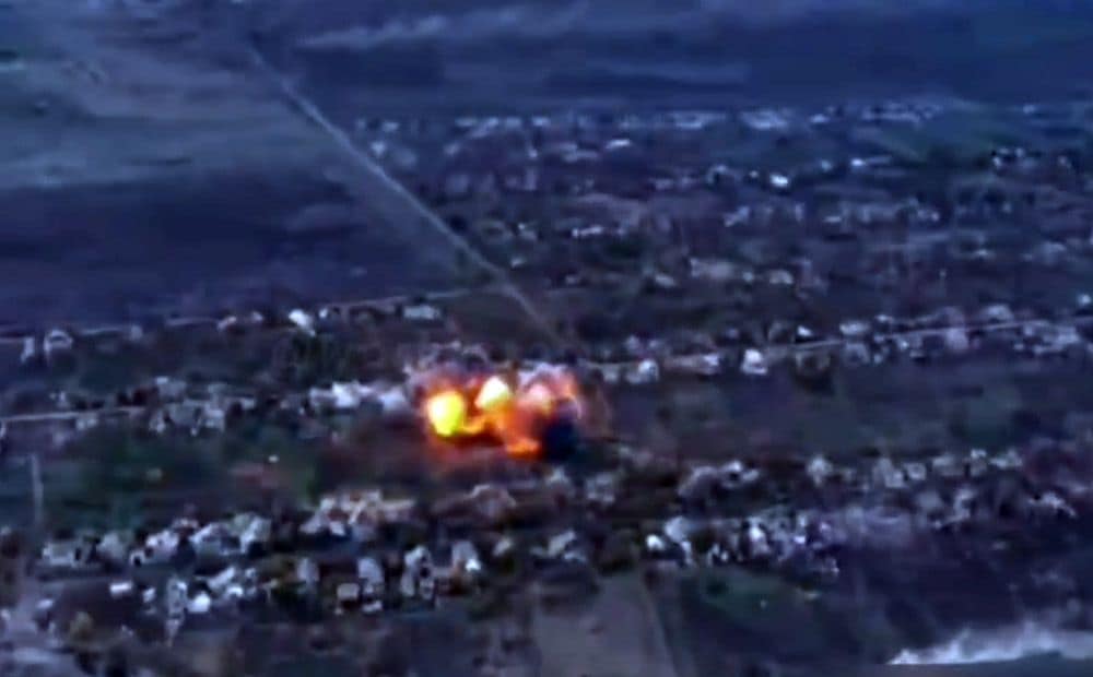 Okupantu raidītā FAB-1500 aviobumba rikošetā pārlido dzīvojamo zonu un eksplodē citur