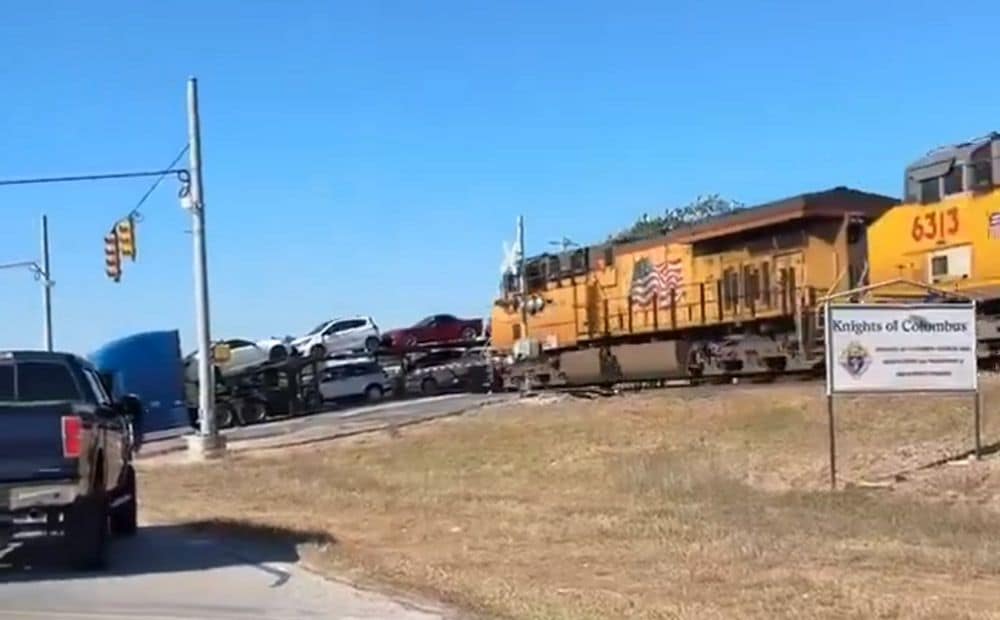 ASV vilciens ietriecas autovedējā, kas piekrauts ar transportlīdzekļiem