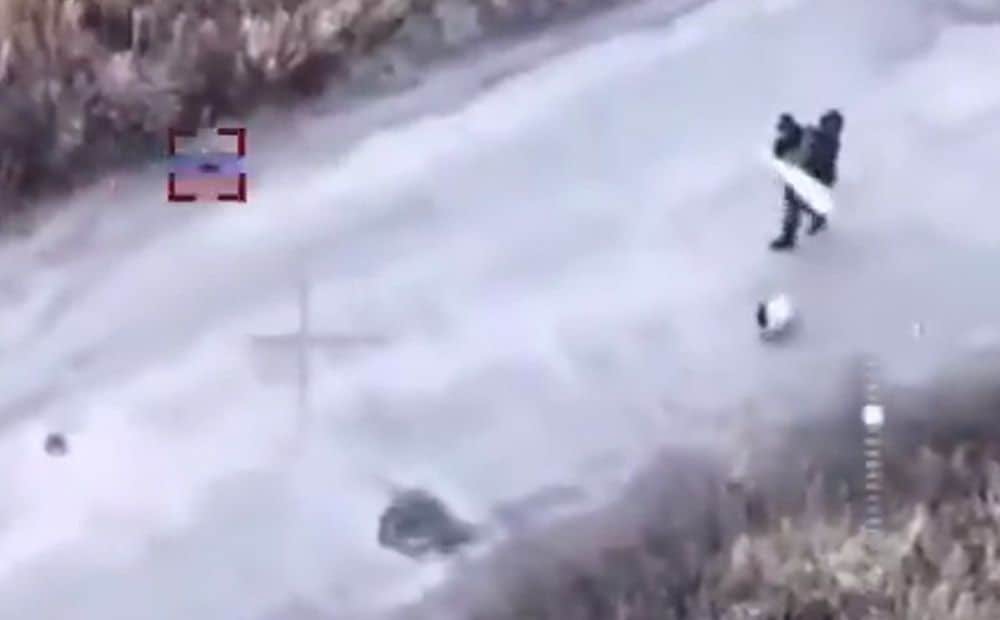 Krievu okupanti Harkivas apgabalā ar droniem nogalina divus civiliedzīvotājus, kuri gāja pa ceļu ar paceltu baltu karogu (18+)