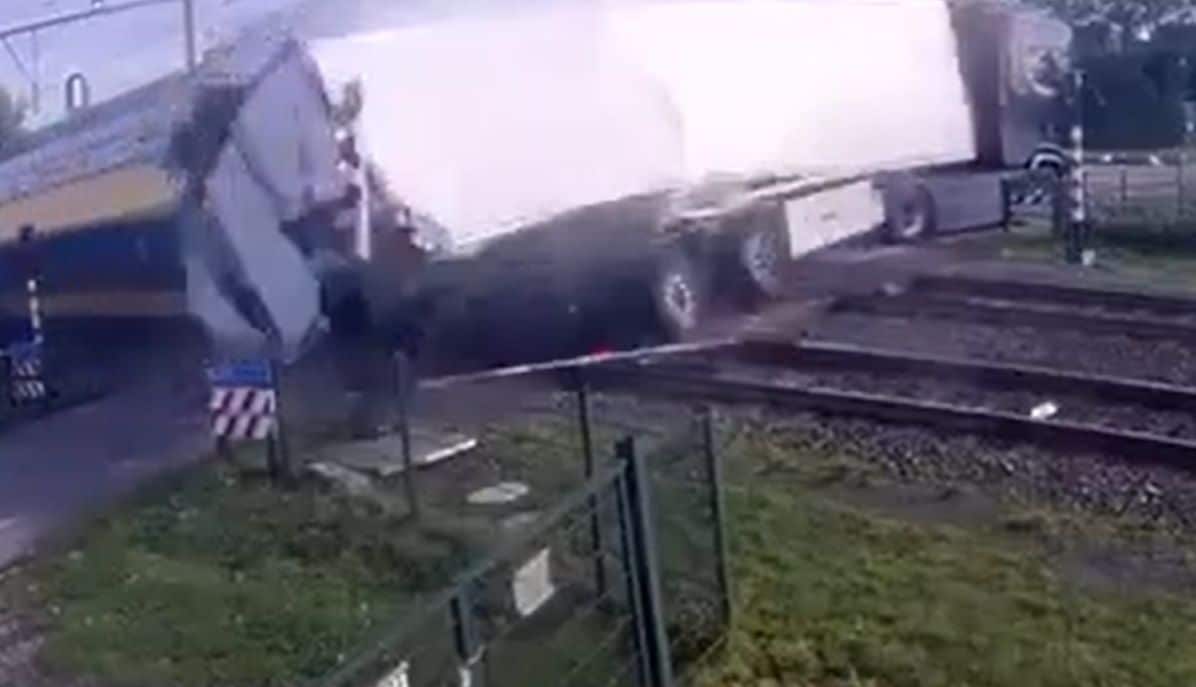 Šaušalīgs skats - ātrvilciens Nīderlandē ietriecas kravas automašīnā