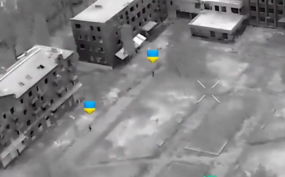 Ukrainas kaujinieki Pokrovskas pilsētas domes ēkā paceļ Ukrainas karogu