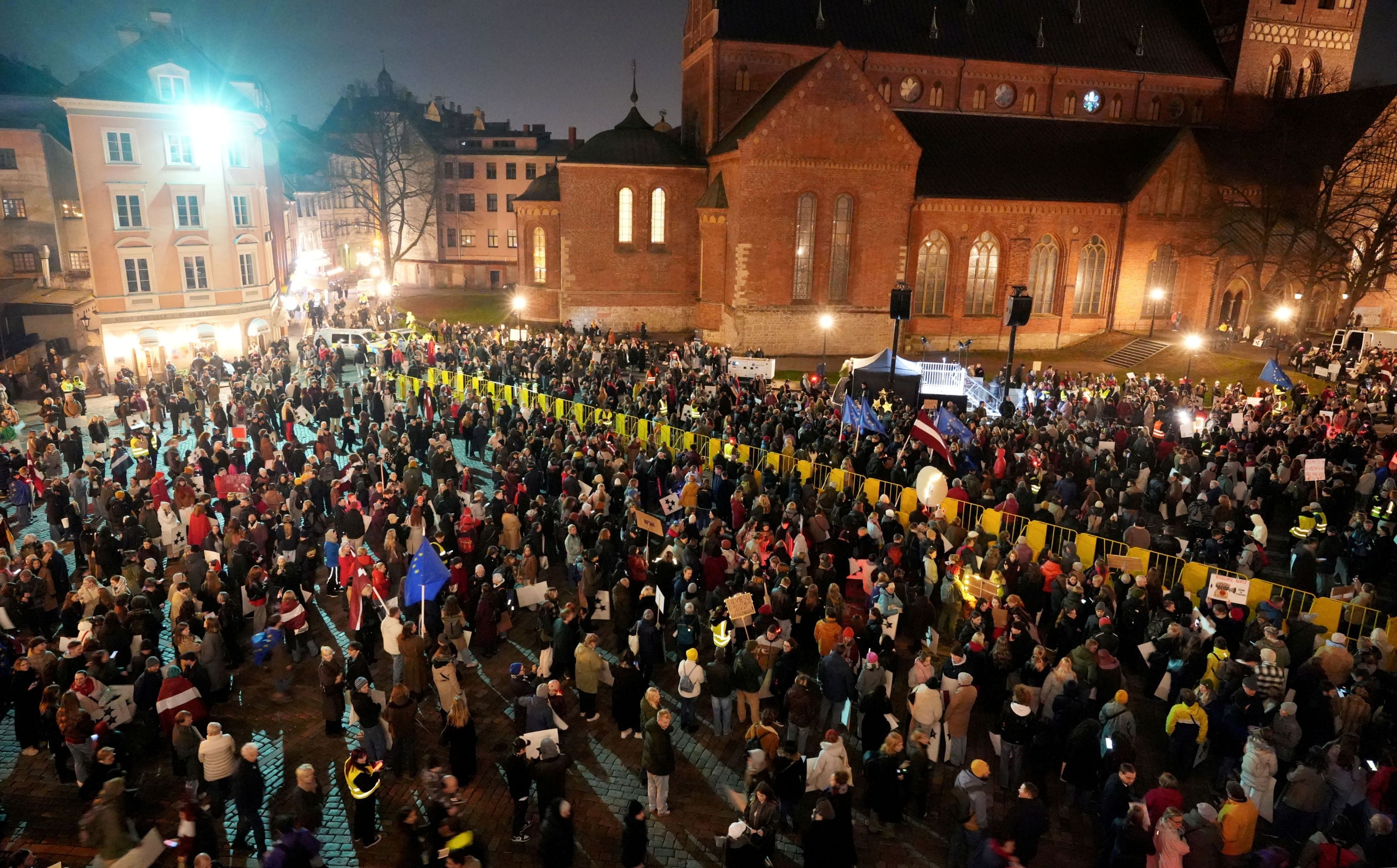 Doma laukumā ar dziesmām protestē pret izstāšanos no Stambulas konvencijas