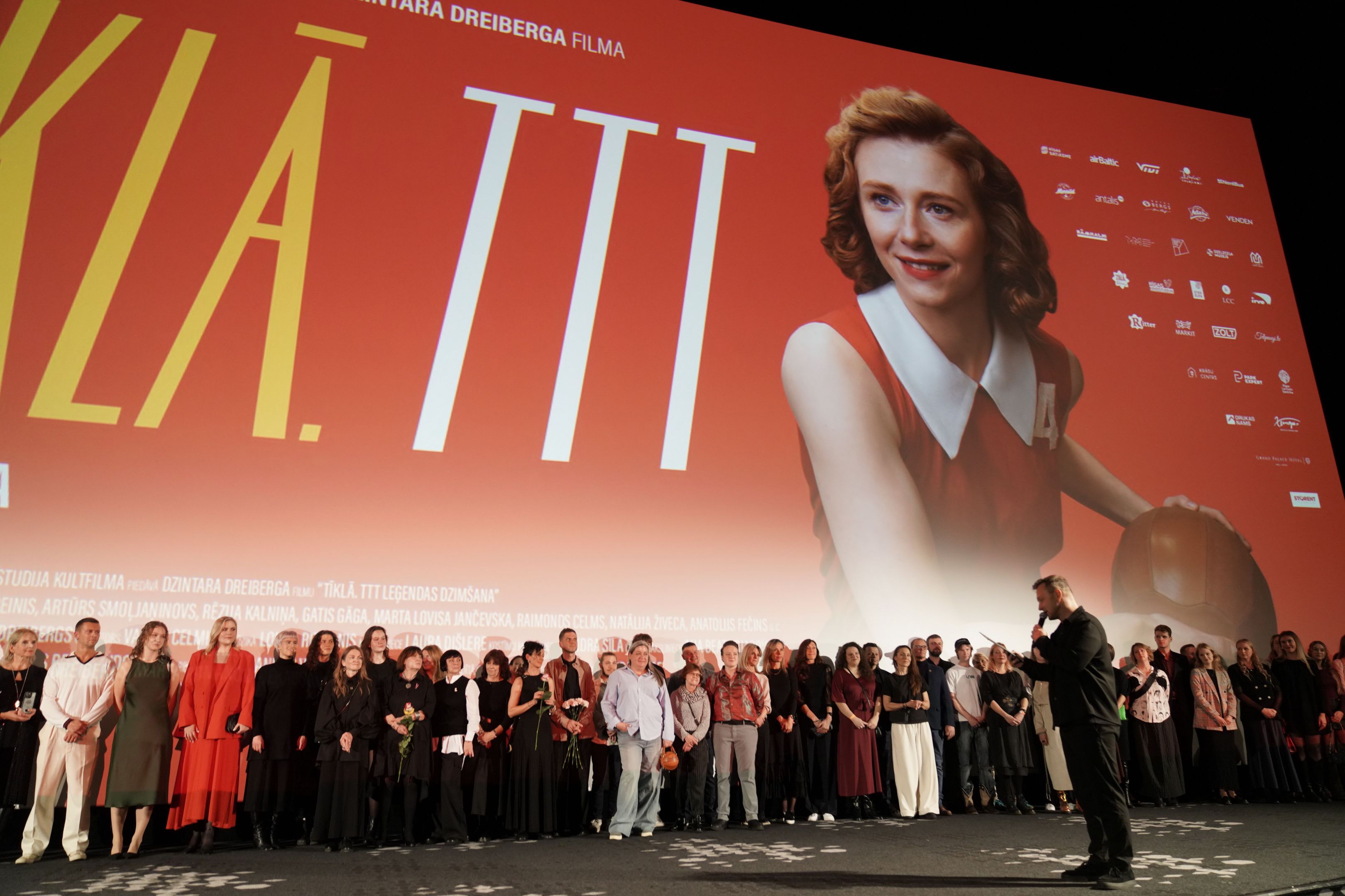 Ļaužu jūra apmeklē spēlfilmas "Tīklā. TTT leģendas dzimšana" pirmizrādi "Forum Cinemas"