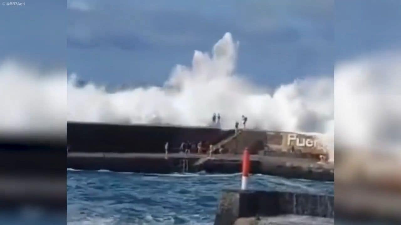 Spēcīgs vilnis Tenerifē okeānā ierauj desmit cilvēkus