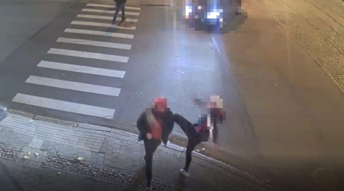 Policisti Rīgas centrā aiztur jauniešus par ārvalstu pilsoņa piekaušanu un aplaupīšanu