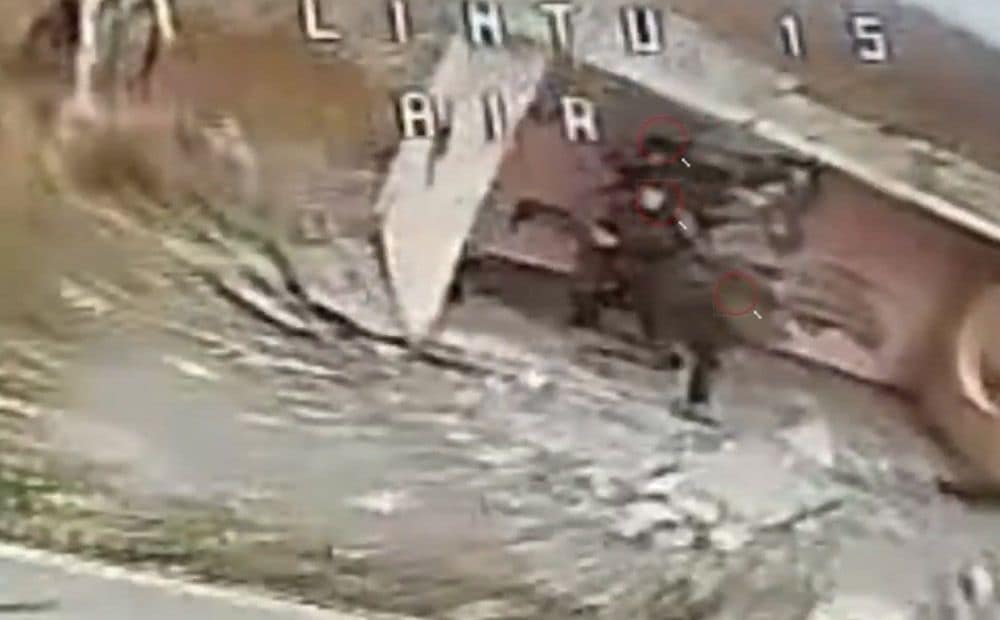 Ukrainas aizstāvji ar droniem iznīcina okupantu kājniekus