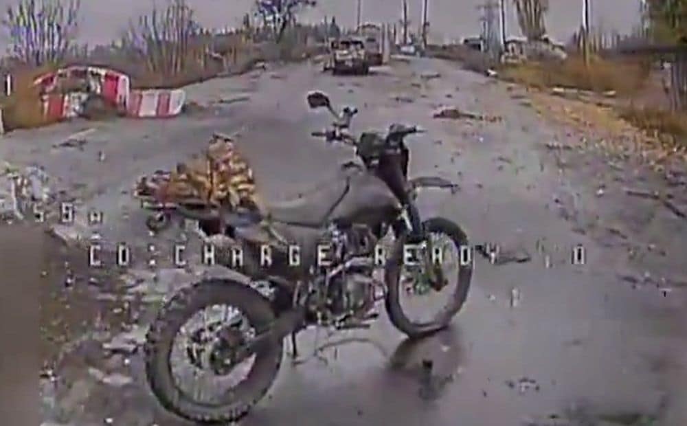 Ukrainas aizstāvji Pokrovskas dienvidos ar droniem iznīcina okupantu motociklistus