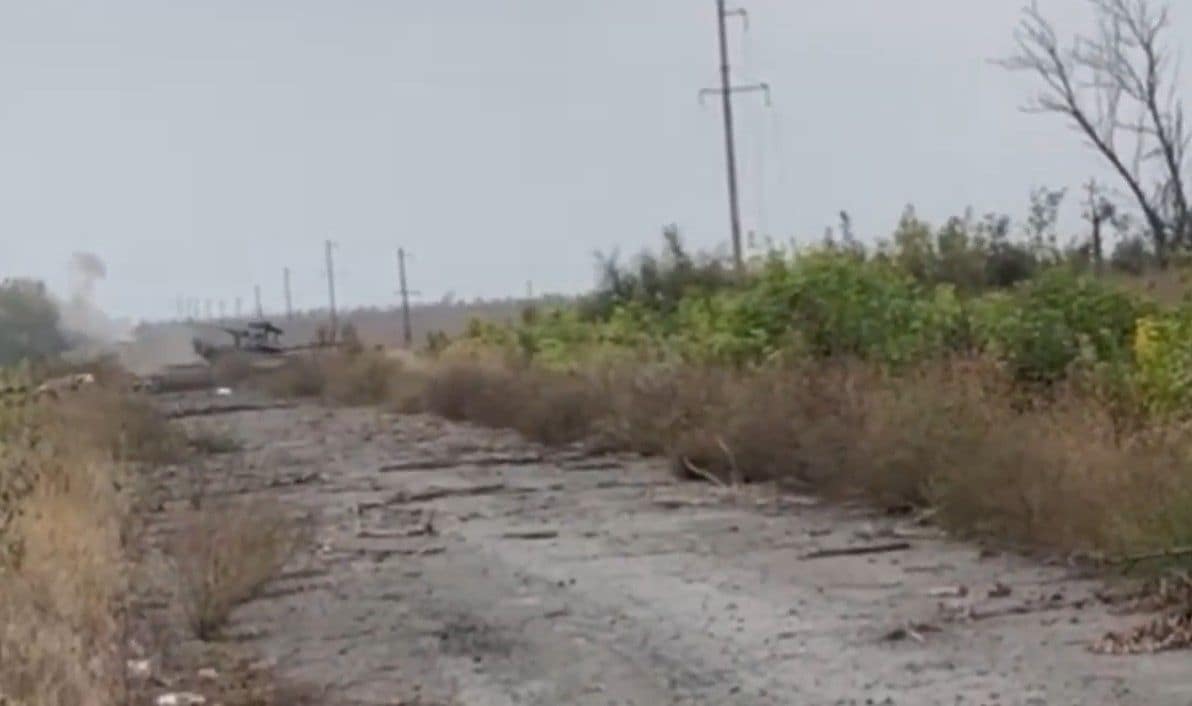 Krievu iebrucēju tanks uzbrauc uz prettanku mīnas