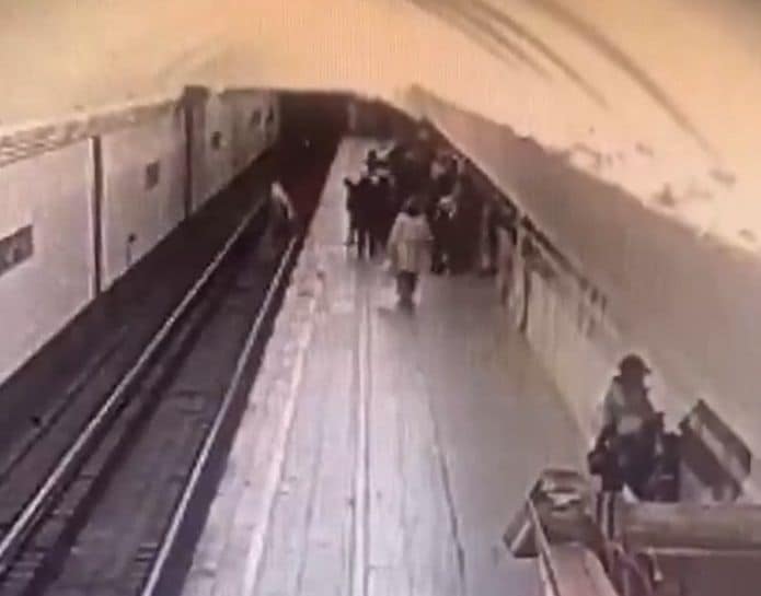Pensionāre Maskavā pagrūž 13 gadus vecu meiteni uz metro sliedēm