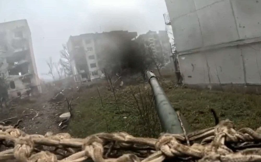 Ukraiņu tanki iebrūk Rodinskē un no tuvas distances iznīcina okupantu pozīcijas