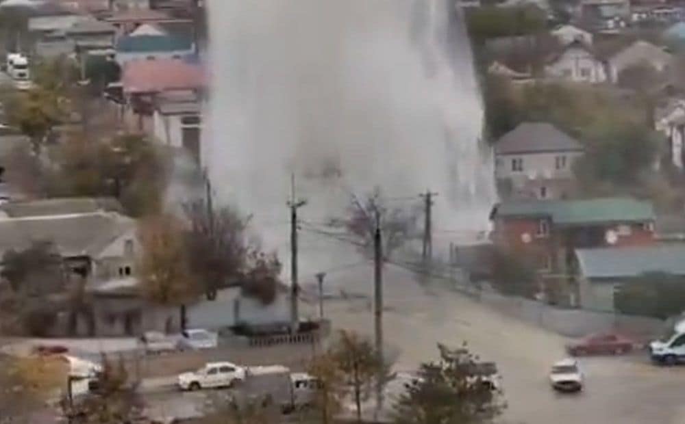 Novorosijskā pēc plīsuša ūdensvada izvirdis spēcīgs geizers