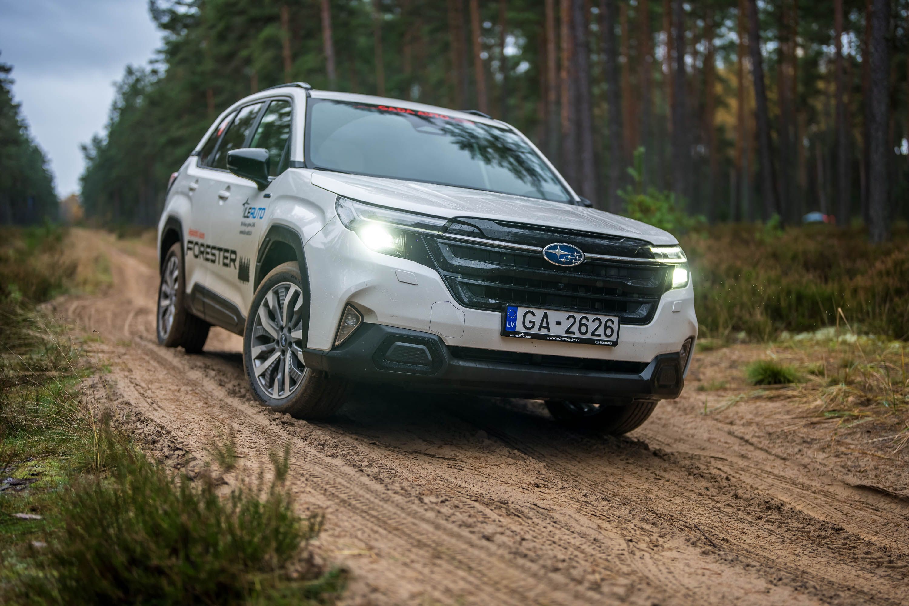 Bezceļu testā piedalās 5 ļoti atšķirīgi 4x4 automobiļi un “Latvijas Gada auto 2026” pretendenti