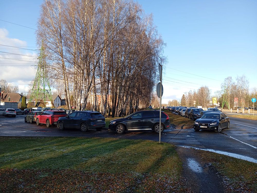 Ziepniekkalnā veidojas automašīnu rindas, šoferiem steidzot pēdējā brīdī uzlikt ziemas riepas