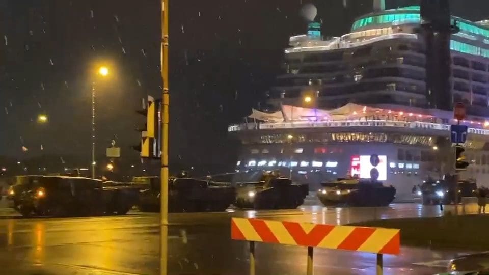 Bruņotie spēki, glābēji un citi dienesti gatavojas rītdienas parādei