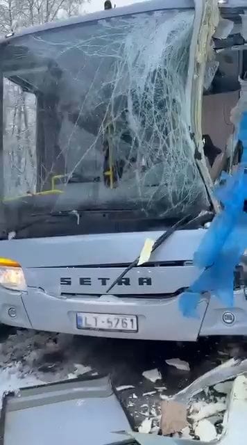 Netālu no Augšlīgatnes kravas auto sadūries ar pasažieru autobusu