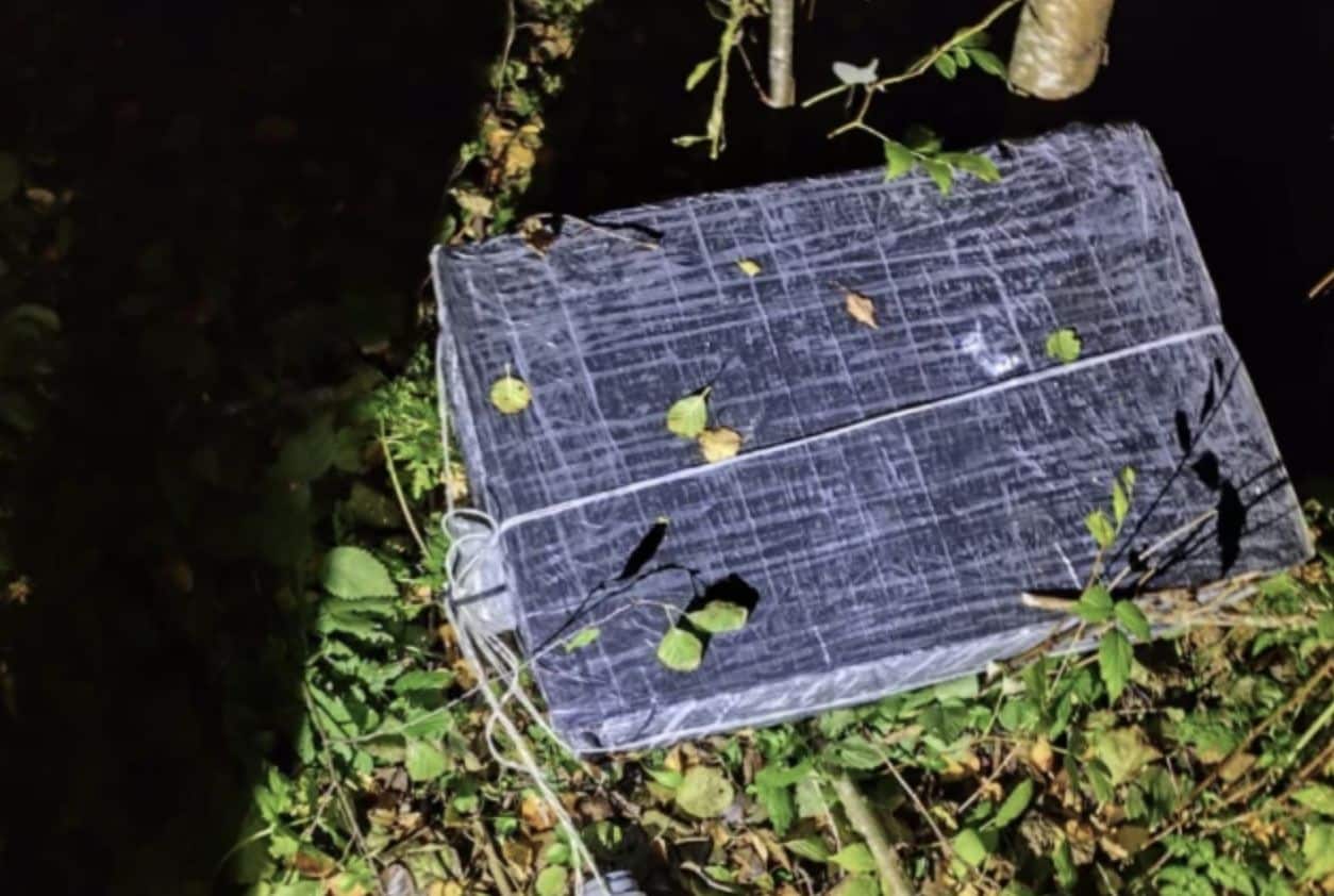 Kontrabandisti transportē cigaretes un regulāri traucē lidostas darbību