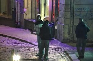 Pašvaldības policisti Vecrīgā nepilnas minūtes laikā aiztur jaunieti ar šaujamieroci