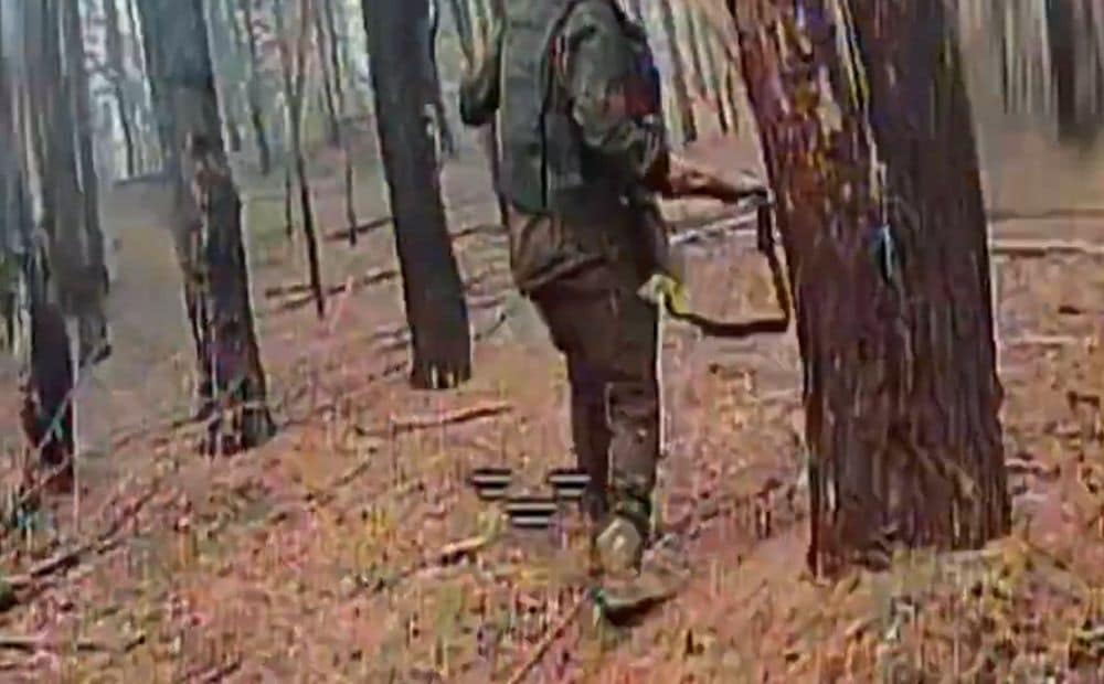 Ukraiņu dronu operatori mežā medī krievu iebrucējus