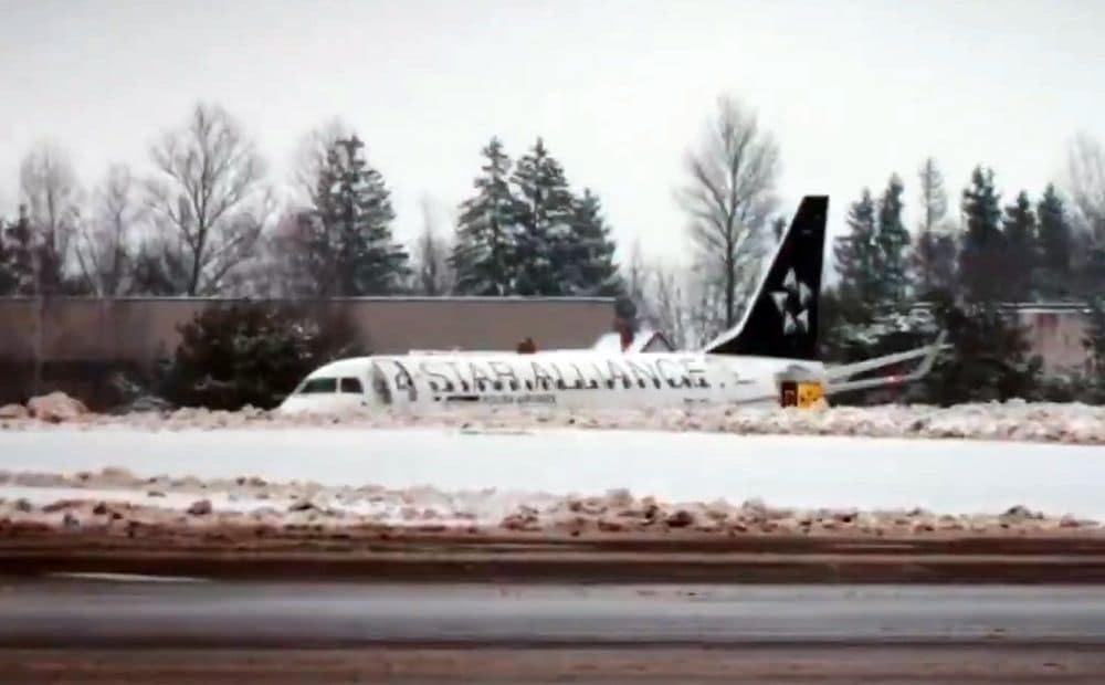 Viļņas lidostā no celiņa noslīdējusi Polijas aviosabiedrības "LOT Polish Airlines" lidmašīna