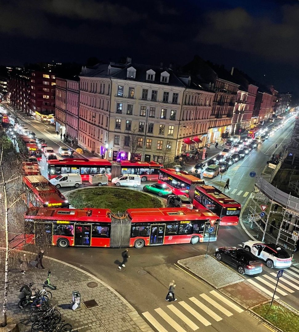 Četri autobusi ideāli paralizē satiksmi Oslo rotācijas aplī