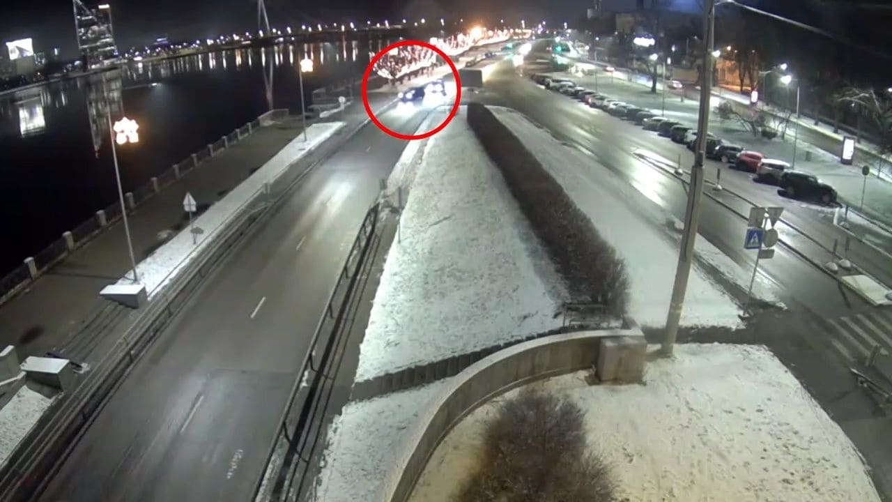 Fiksēts brīdis, kad automašīna pašā Rīgas centrā iebrauca Daugavā