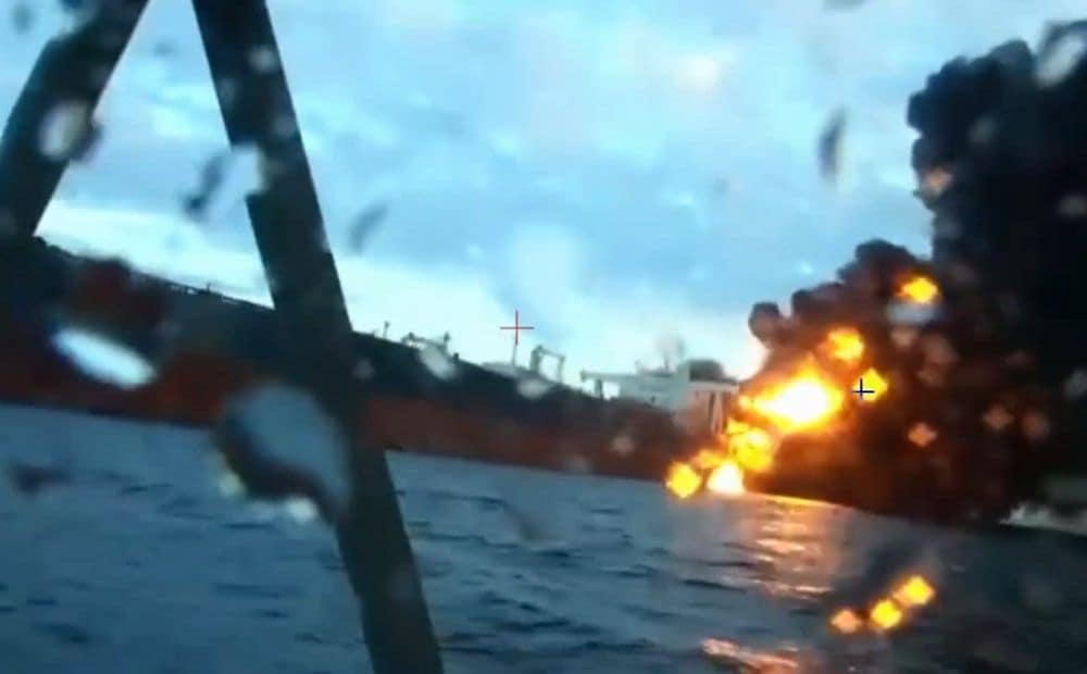 Ukrainas spēki uzbrūk diviem Krievijas "ēnu flotes" tankkuģiem