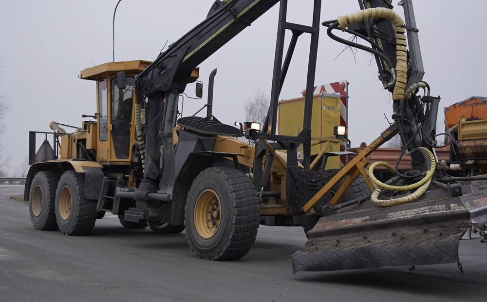 Cīņā ar sniegu un ledu. Kā strādā Latvijas Autoceļu uzturētājs