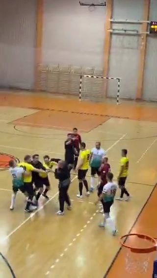 Rīgas telpu futbola čempionātā sakaujas divi spēlētāji