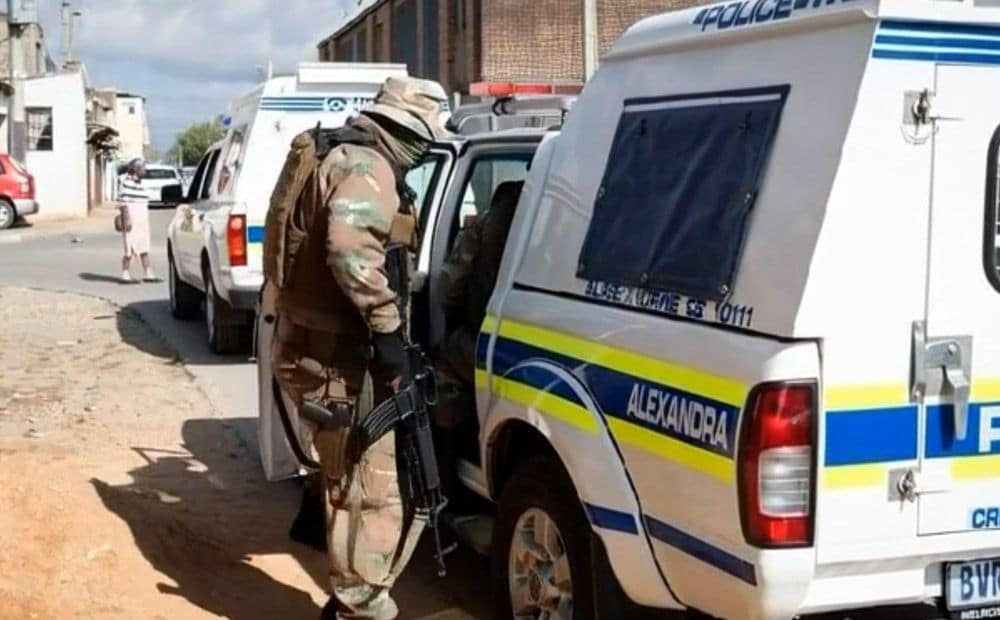 Dienvidāfrikā hostelī trīs vīrieši sarīko slaiktiņu