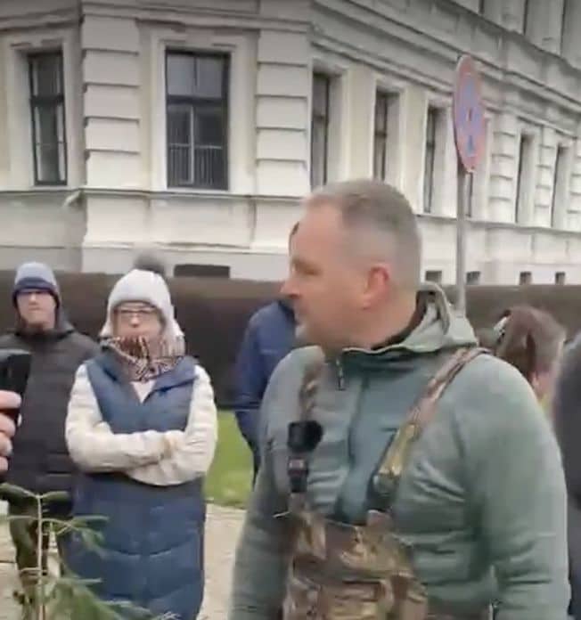 Pret autoceļu lietošanas nodevu komercauto līdz 3,5 tonnām protestē arī vairāki opozīcijas politiķi