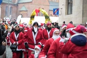 Rīgā 18. reizi notiek Ziemassvētku vecīšu labdarības skrējiens
