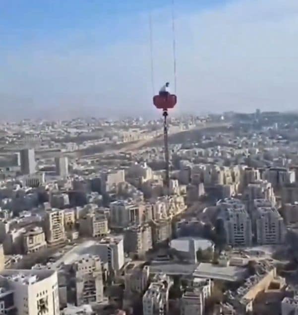 Pusaudzis pavada daudzas stundas, karājoties 300 metru augstumā uz mazas platformas