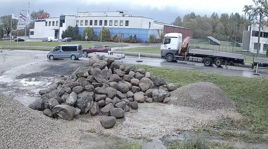 Policija lūdz atpazīt pelēkas krāsas "Opel" automašīnu