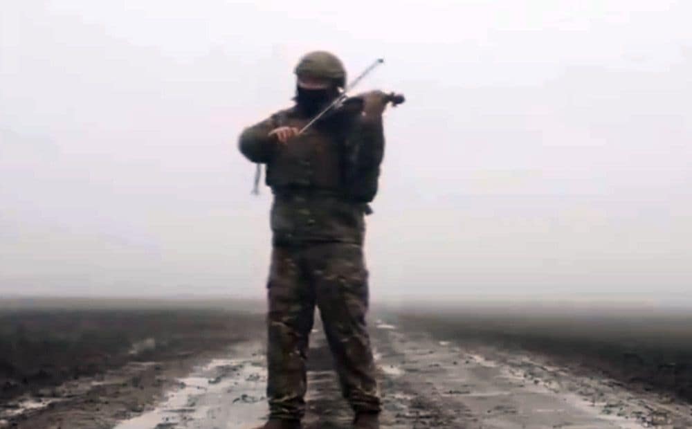 Kadri, kas uzdzen drebuļus: Ukrainas aizstāvis frontē spēlē vijoli