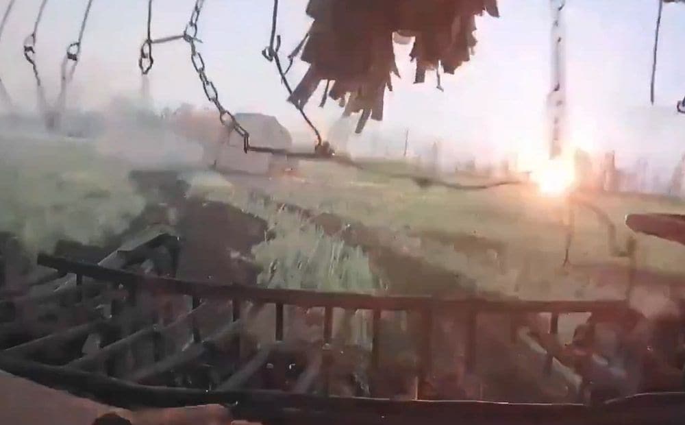 Okupanti no tanka nofilmē kā "Javelin" raķete ietriecas bruņutransportierī