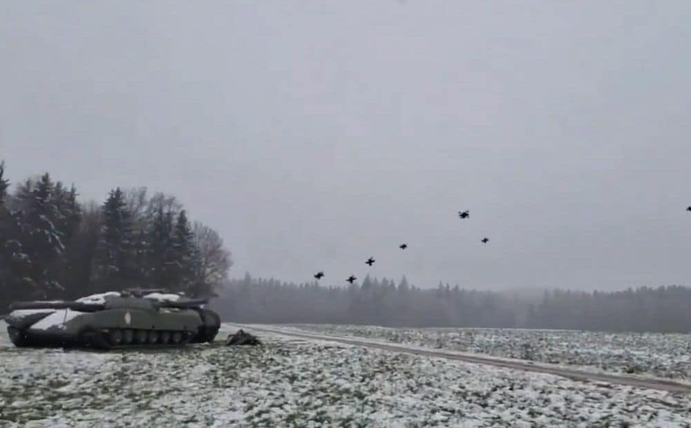 Uzņēmums "Auterion" testē dronu bara uzbrukumu