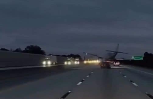 Floridā lidmašīna pēkšņi nokrīt uz automašīnas