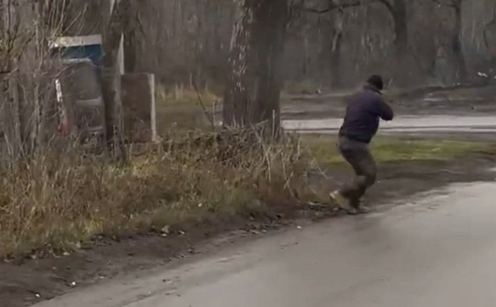 Ukrainas aizstāvis no tuvas distances notriec okupantu dronu