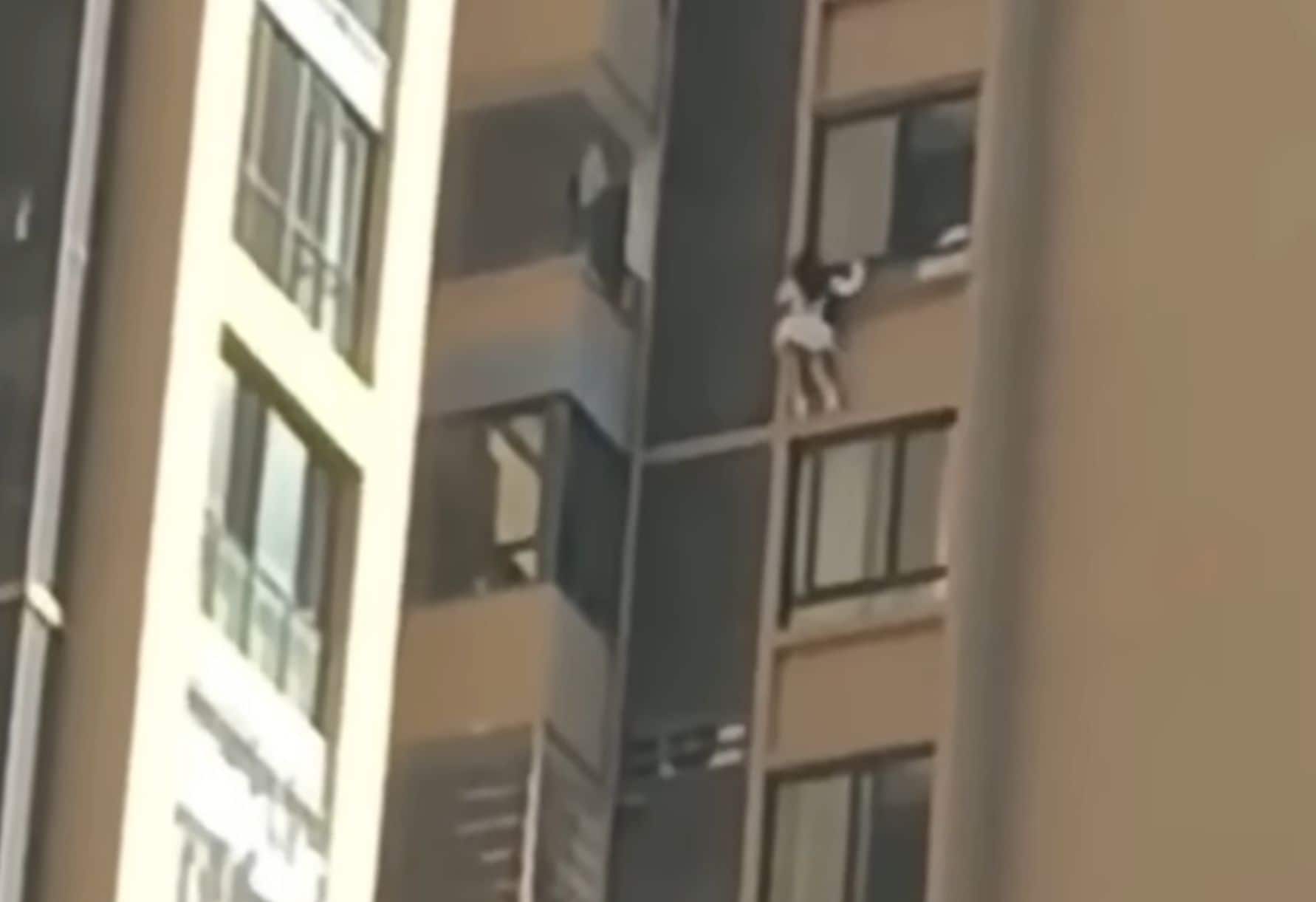 Sievas pārsteigtais vīrs Ķīnā izliek mīļāko uz 10.stāva palodzes