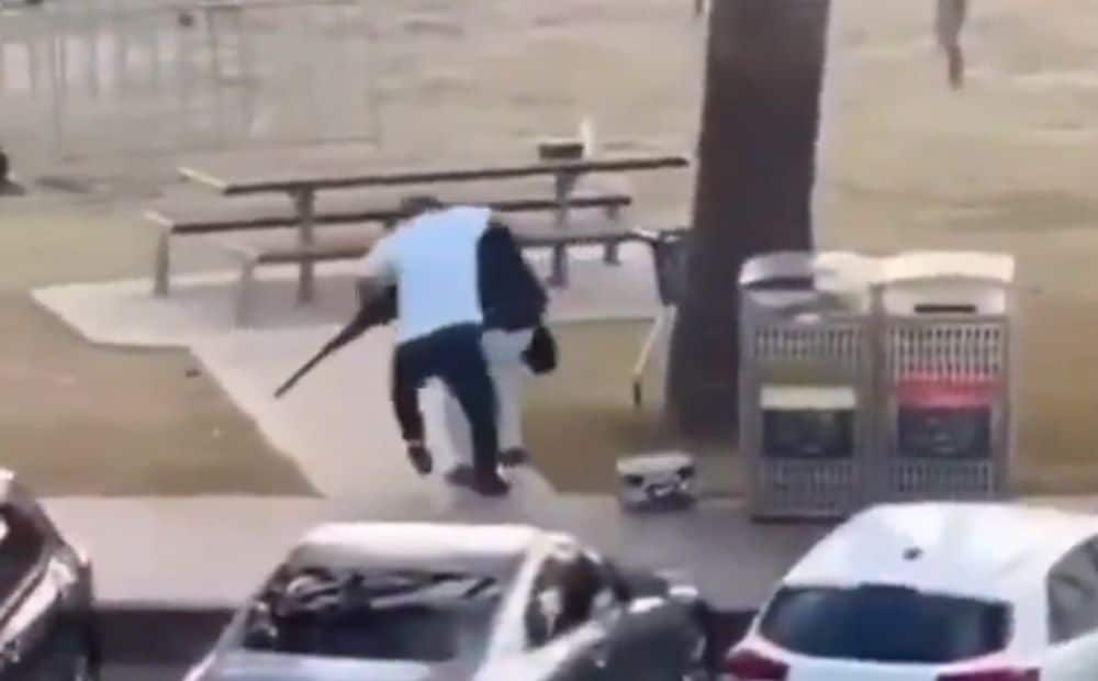 Drosmīgs vīrietis Bondi pludmalē aptur vienu no teroristiem, kas šāva uz cilvēkiem