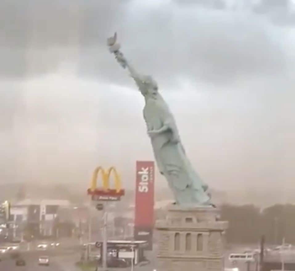 Par interneta sensāciju kļūst "Brīvības statujas" krišana