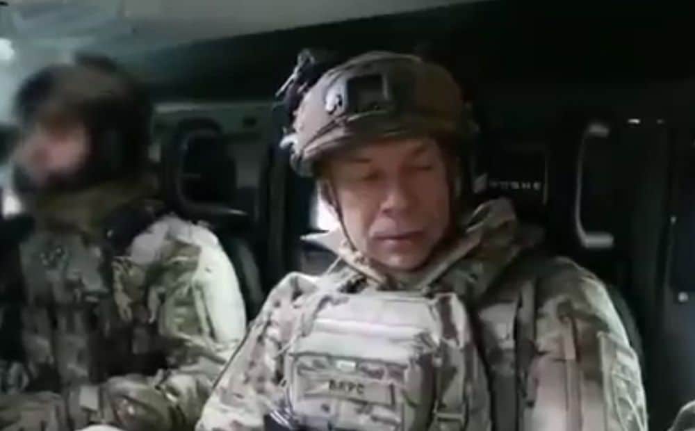 Oleksandrs Sirskis brauc uz frontes līniju